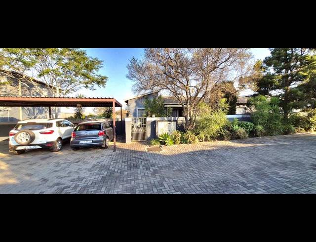 3 BEDROOM TOWNHOUSE FOR SALE IN HEUWELSIG ESTATE
